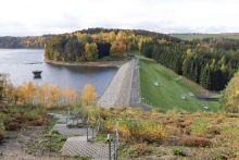 Der begrünte Staudamm auf der Luftseite und links die Wasserseite der Vorsperre. Der Uferstreifen ist begrünt