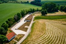 Luftaunahme des trockenen Beckens mit neuer Hochwassserentlastungsanlage.