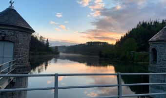 Sonnenuntergang über dem Stausee der Talsperre Neustadt, im Vordergrund die zwei Entnahmetürme