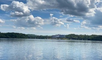 Blick auf den Stausee der Talsperre Zeulenroda mit BioSeehotel im Hintergrund