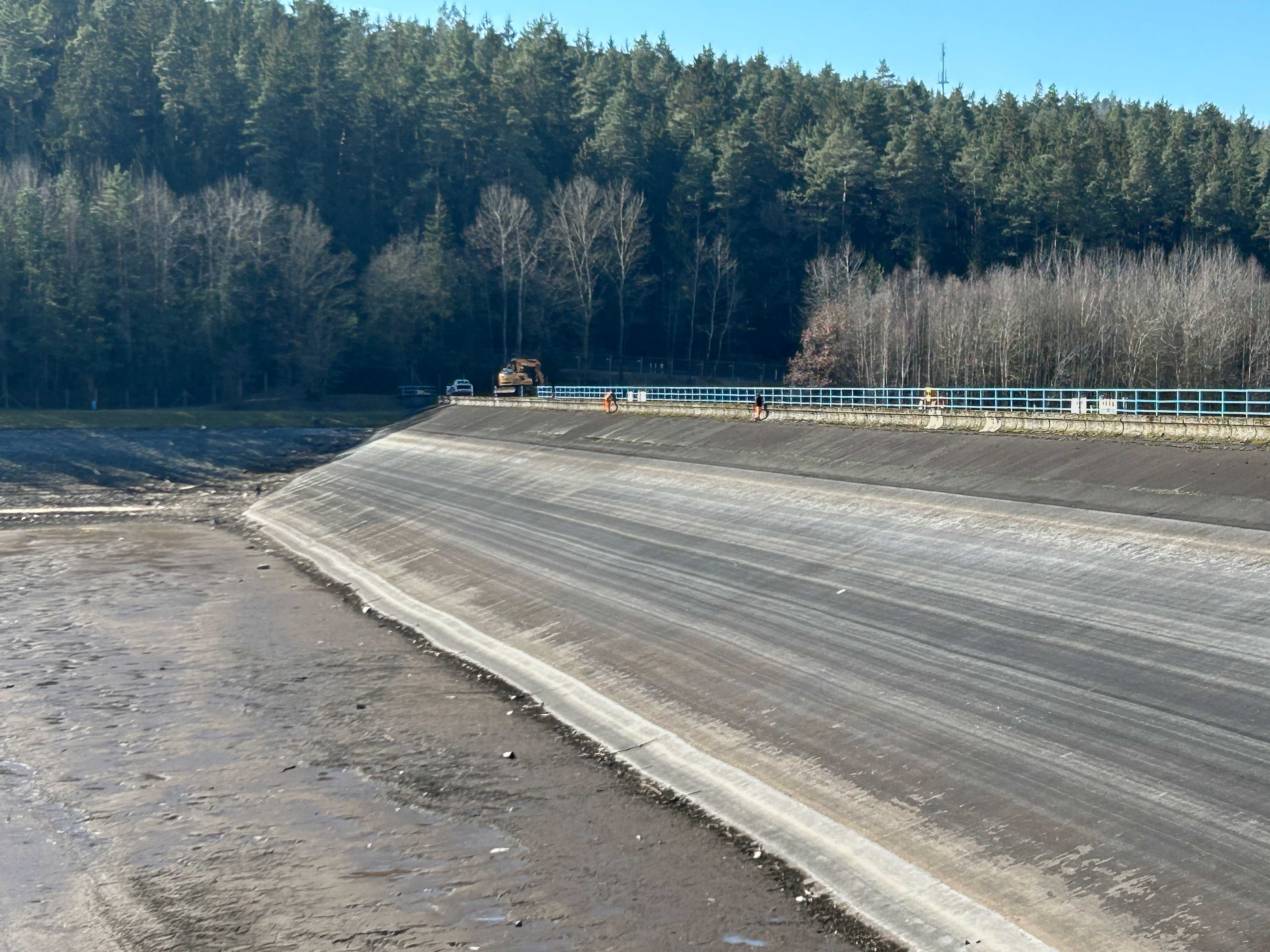 Am Staudamm des Hochwasserrückhaltebeckens Ratscher beginnen die Arbeiten zur Einrichtung der Baustelle.