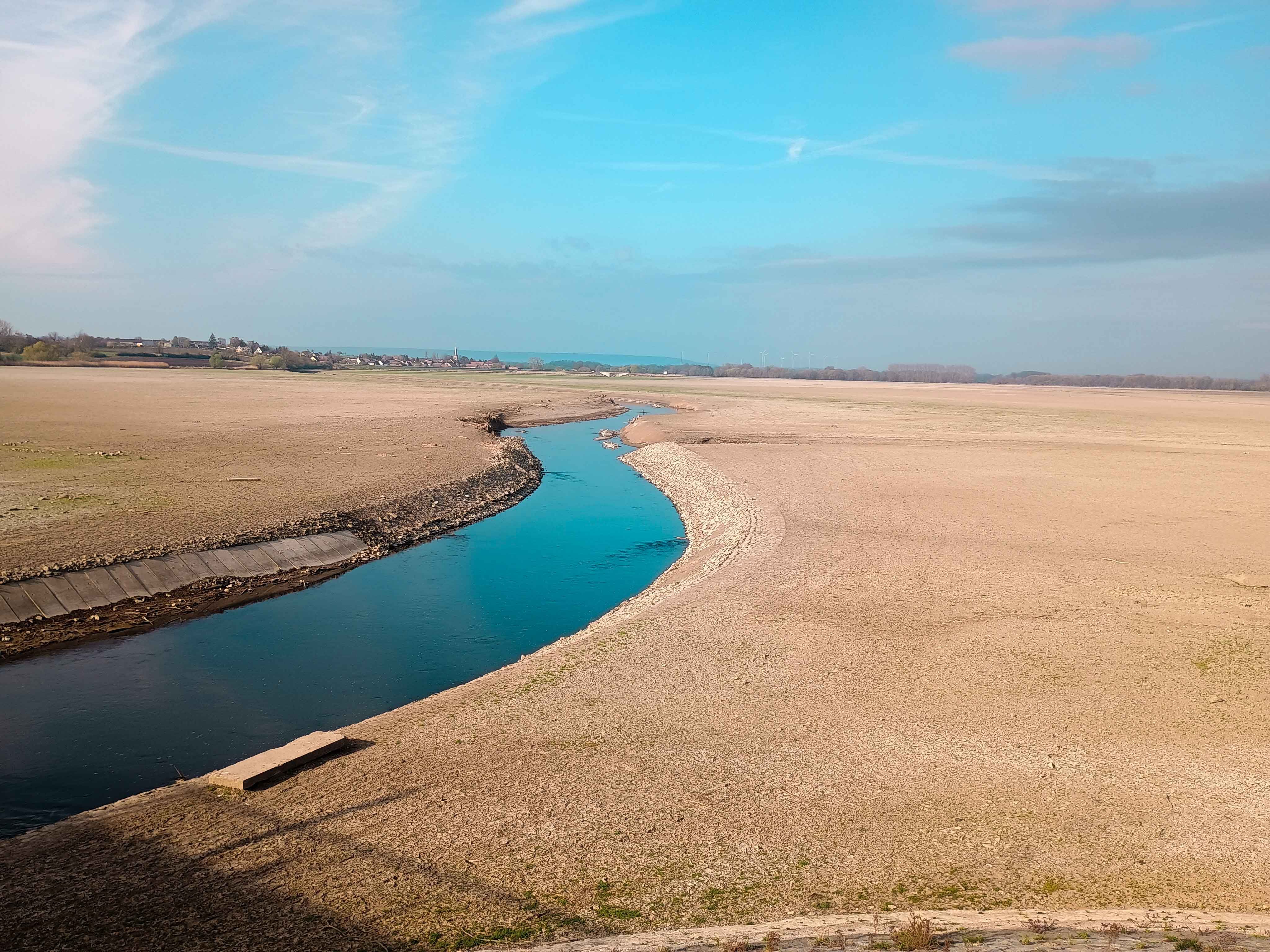 Die Unstrut schlängelt sich durch das entleerte Hochwasserrückhaltebecken.