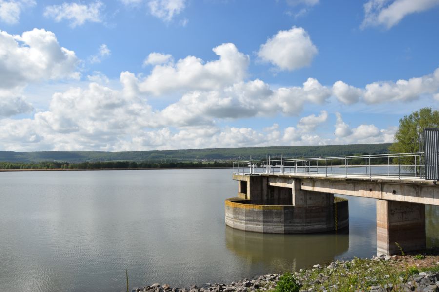 Blick vom Ufer auf die Talsperre Dachwig