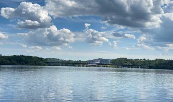 Blick auf den Stausee der Talsperre Zeulenroda mit BioSeehotel im Hintergrund