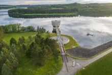 Luftaufnahme, zu sehen ist der Stauraum und der Wasserentnahmeturm