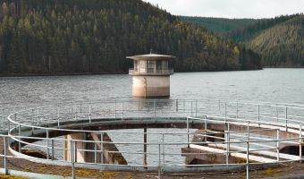 Blick auf den Entnahmeturm der Talsperre Ohra, im Vordergrund die Hochwasserentlastungsanlage