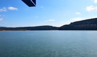 Stausee Ratscher, im Hintergrund ein Waldpanorama
