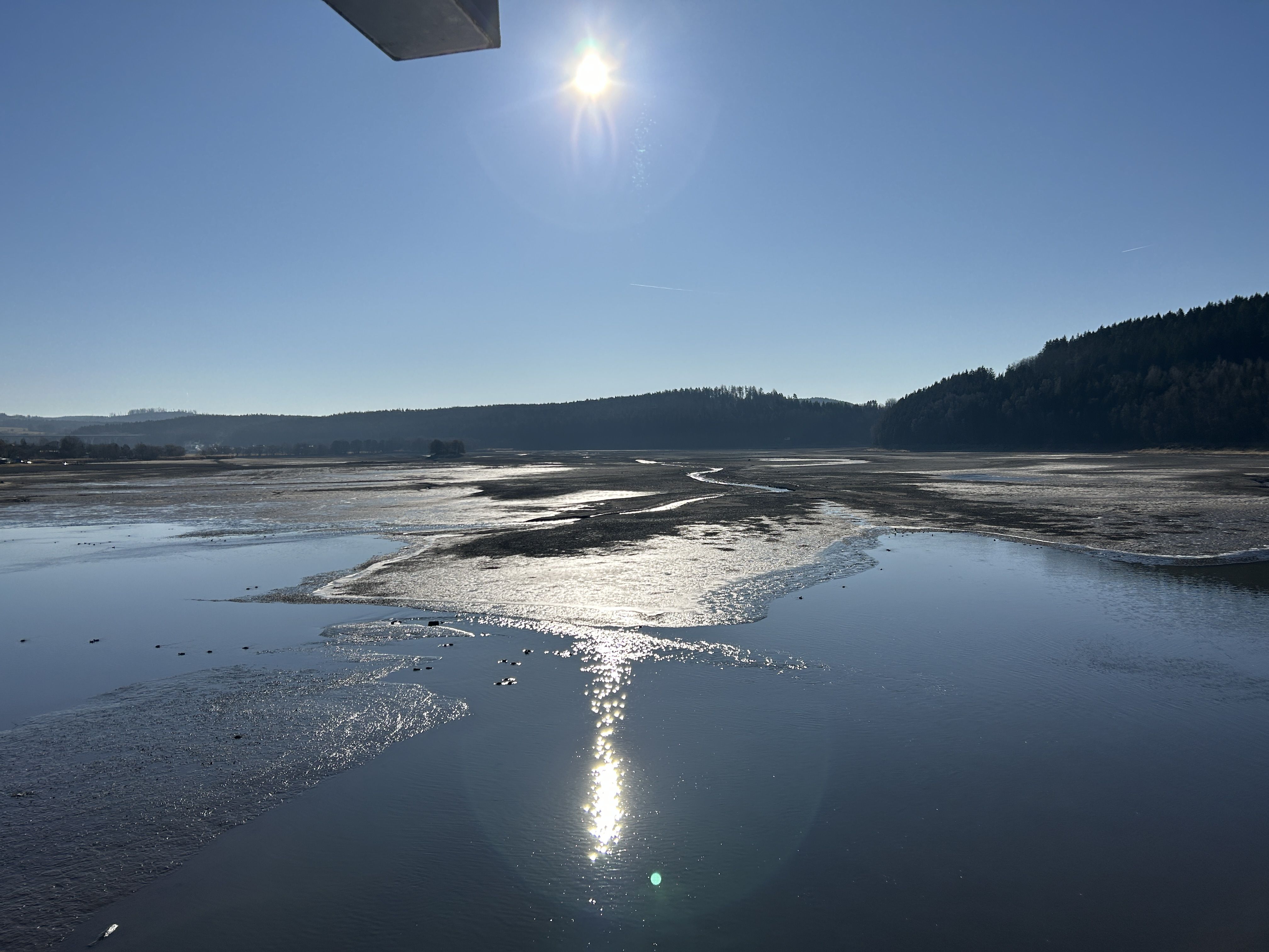 Der abgesenkte Stausee des Hochwasserrückhaltebeckens Ratscher.