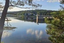 Blick vom Wanderweg aus auf die Talsperre mit Abschlussbauwerk im Vordergrund ist die Wasserfläche