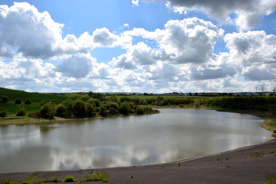 Sicht vom Damm auf den Stausee in Vieselbach