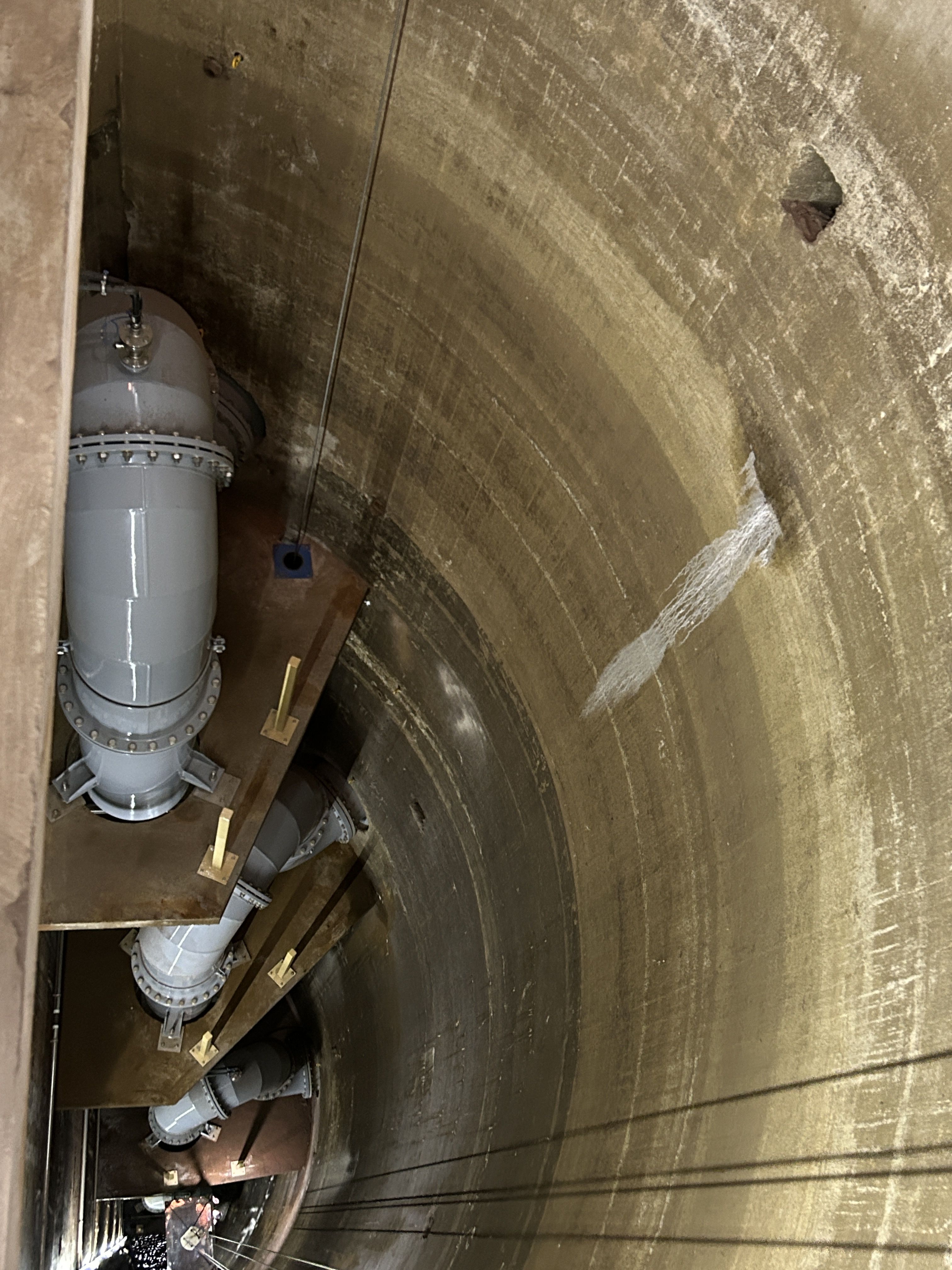 Ein Blick in die leere sanierte Turmkammer hinab. zu sehen sind die vier Entnahmestellen