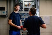 Elektronier*in bei der Arbeit am Schaltschrank