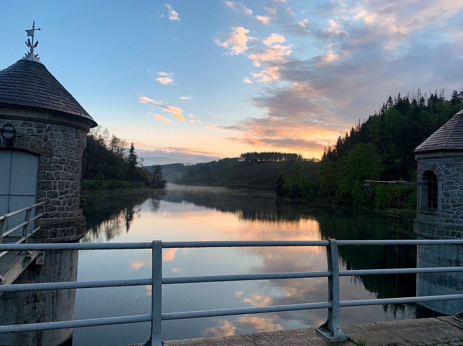 Sonnenuntergang über dem Stausee der Talsperre Neustadt, im Vordergrund die zwei Entnahmetürme