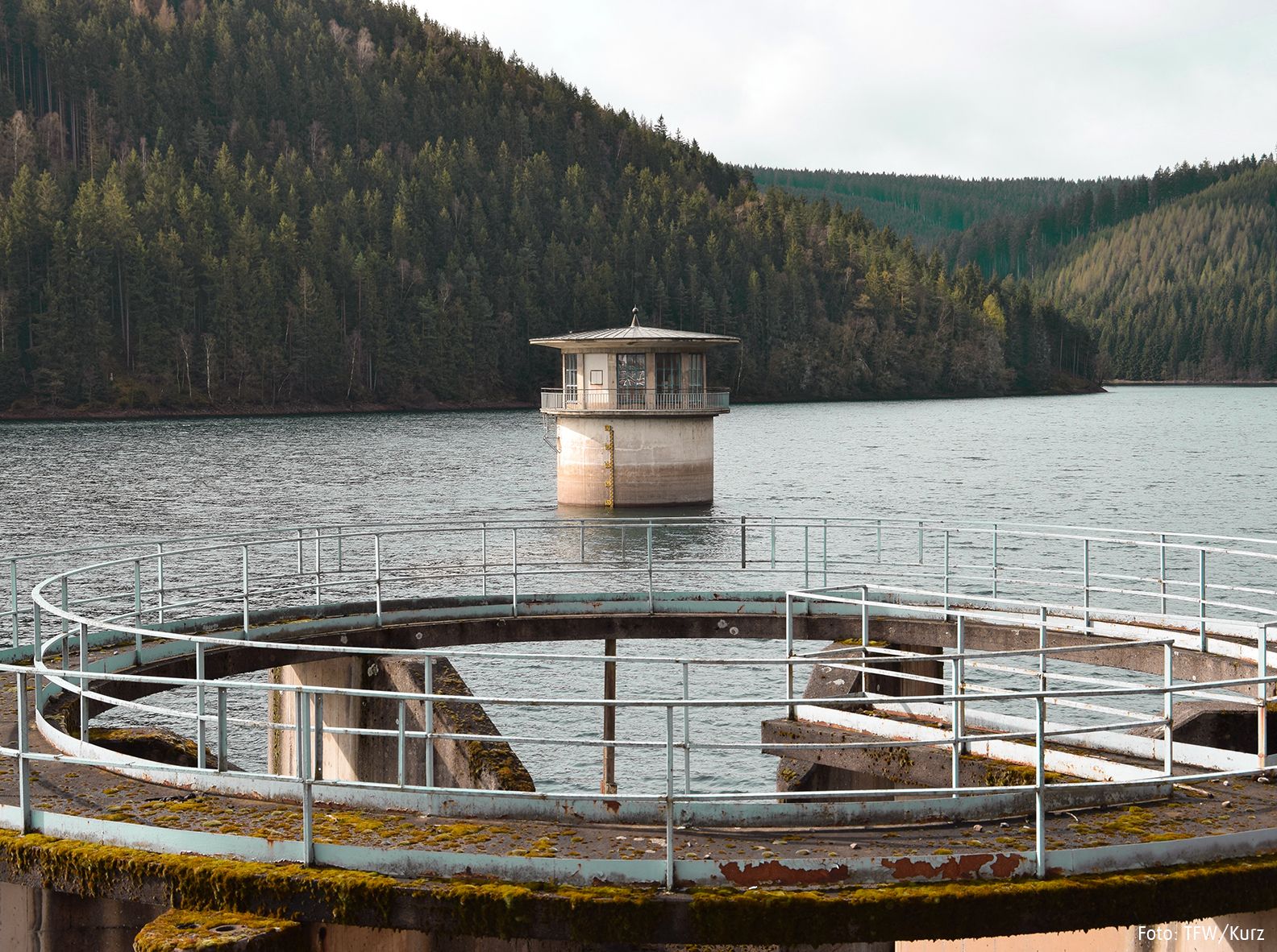 Blick auf den Entnahmeturm der Talsperre Ohra, im Vordergrund die Hochwasserentlastungsanlage