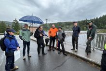 Gesprächsrunde am Staudamm der Talsperre Ohra bei Regen