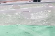 Das Wasser umfließt in der Schussrinne die Störkörper.