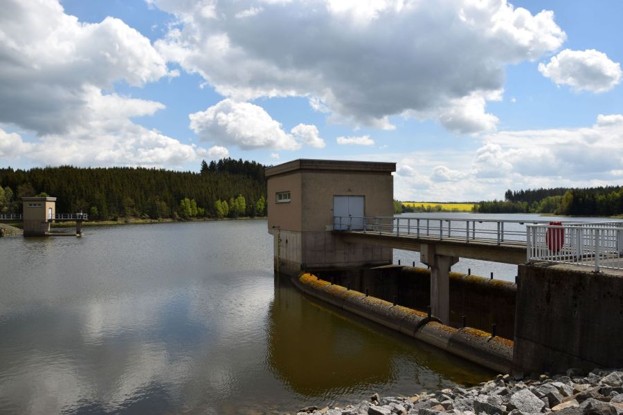 Blick vom Damm auf den Stausee Lössau
