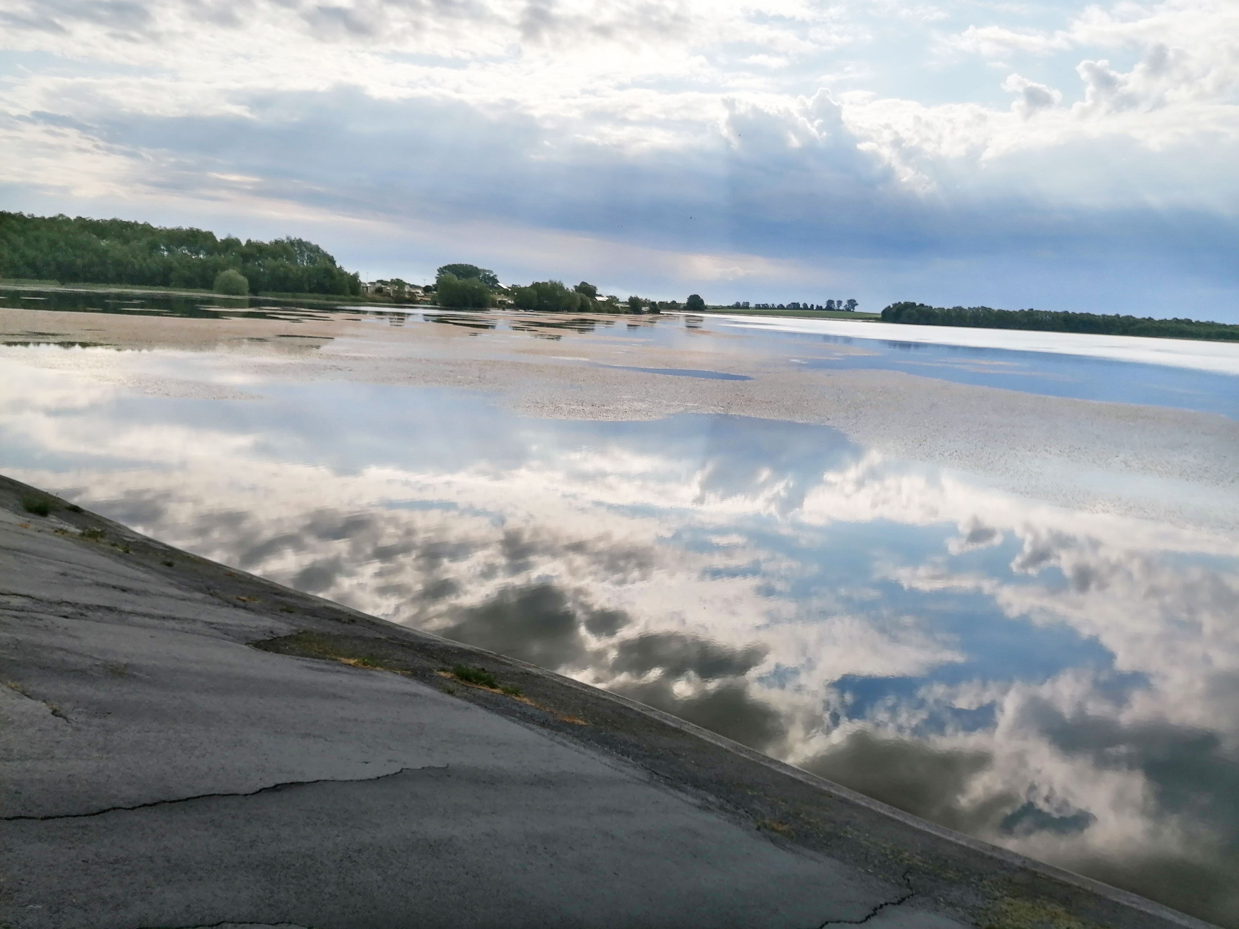 Ein Wolkenmeer spiegelt sich im Stausee der Talsperre Seebach