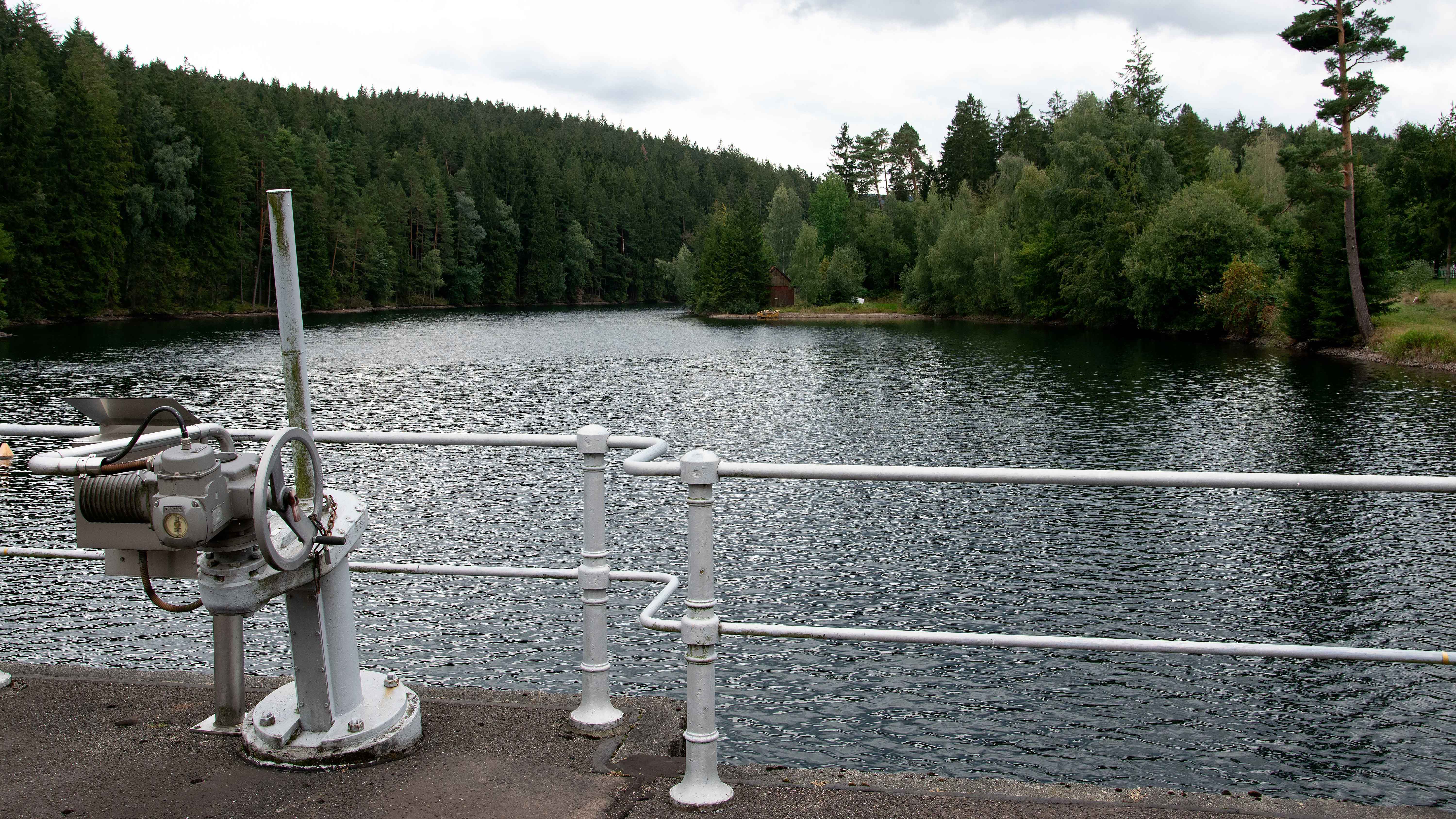 Blick von der Mauerkrone auf den Stausee