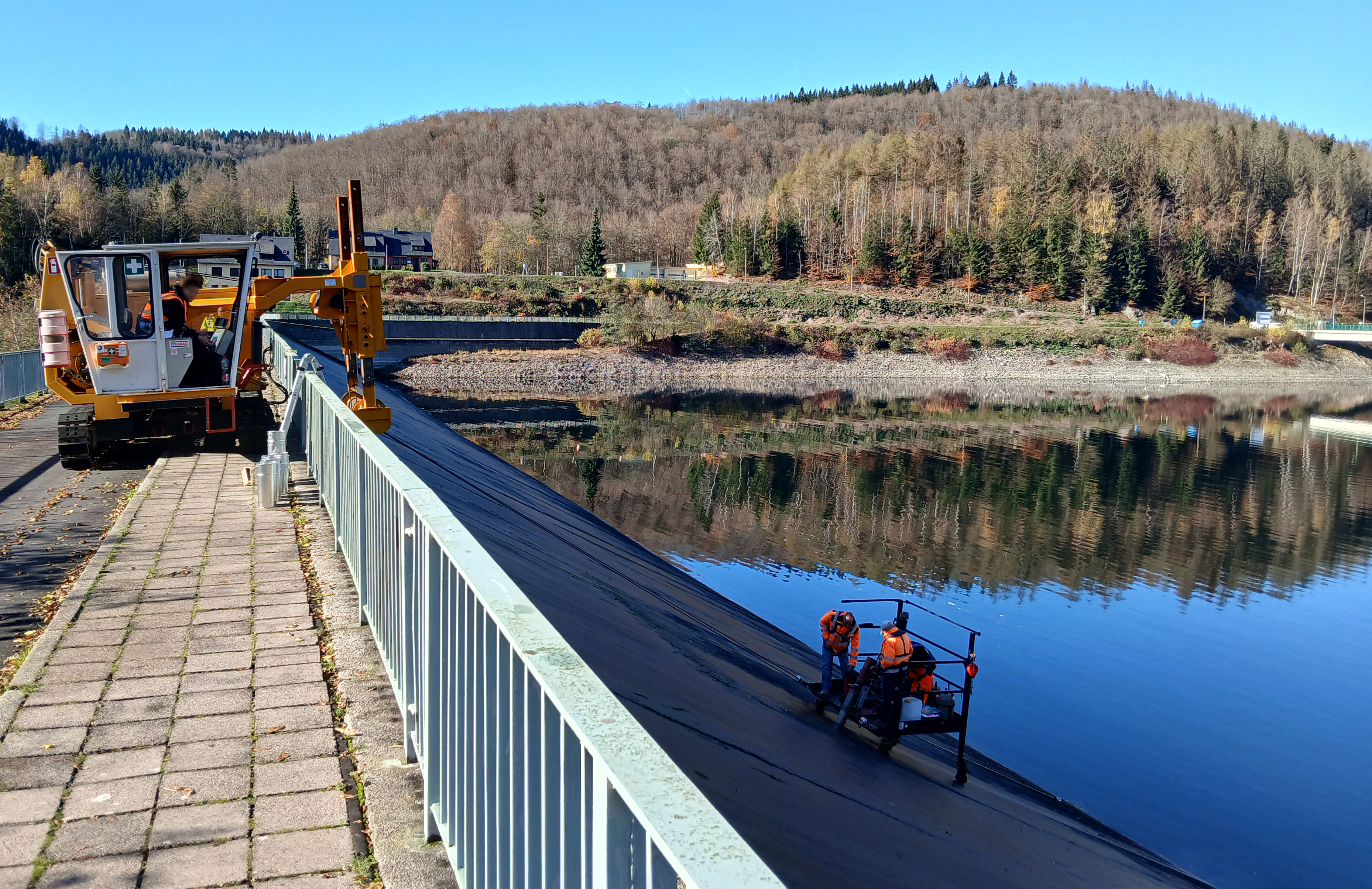 Entnahme von Bohrkernen und einer Haufwerksprobe vom Überdenkungsmaterial der Anschlussflanken
