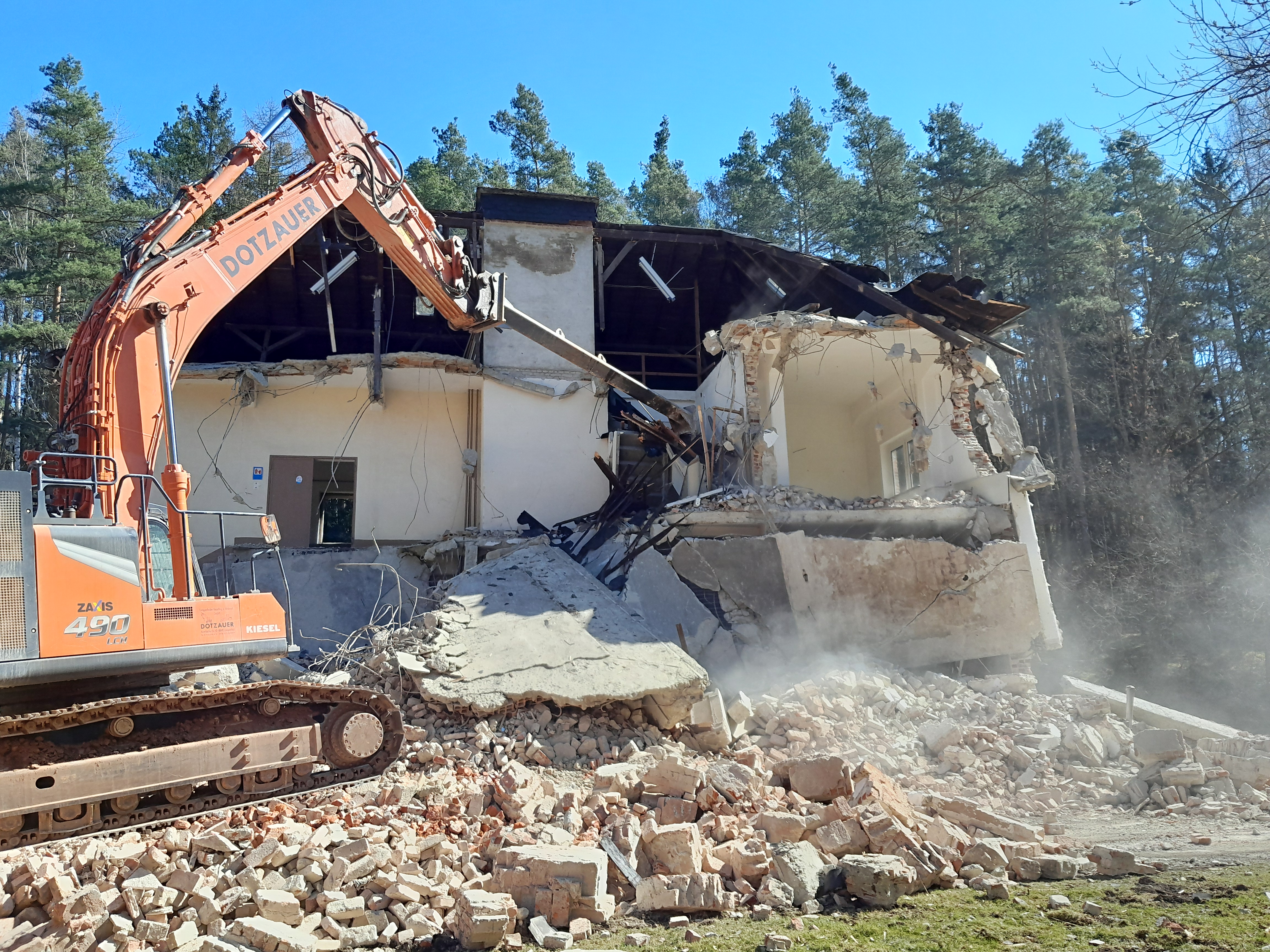 Mit dem Bagger wird das alte Wassererk abgerissen.