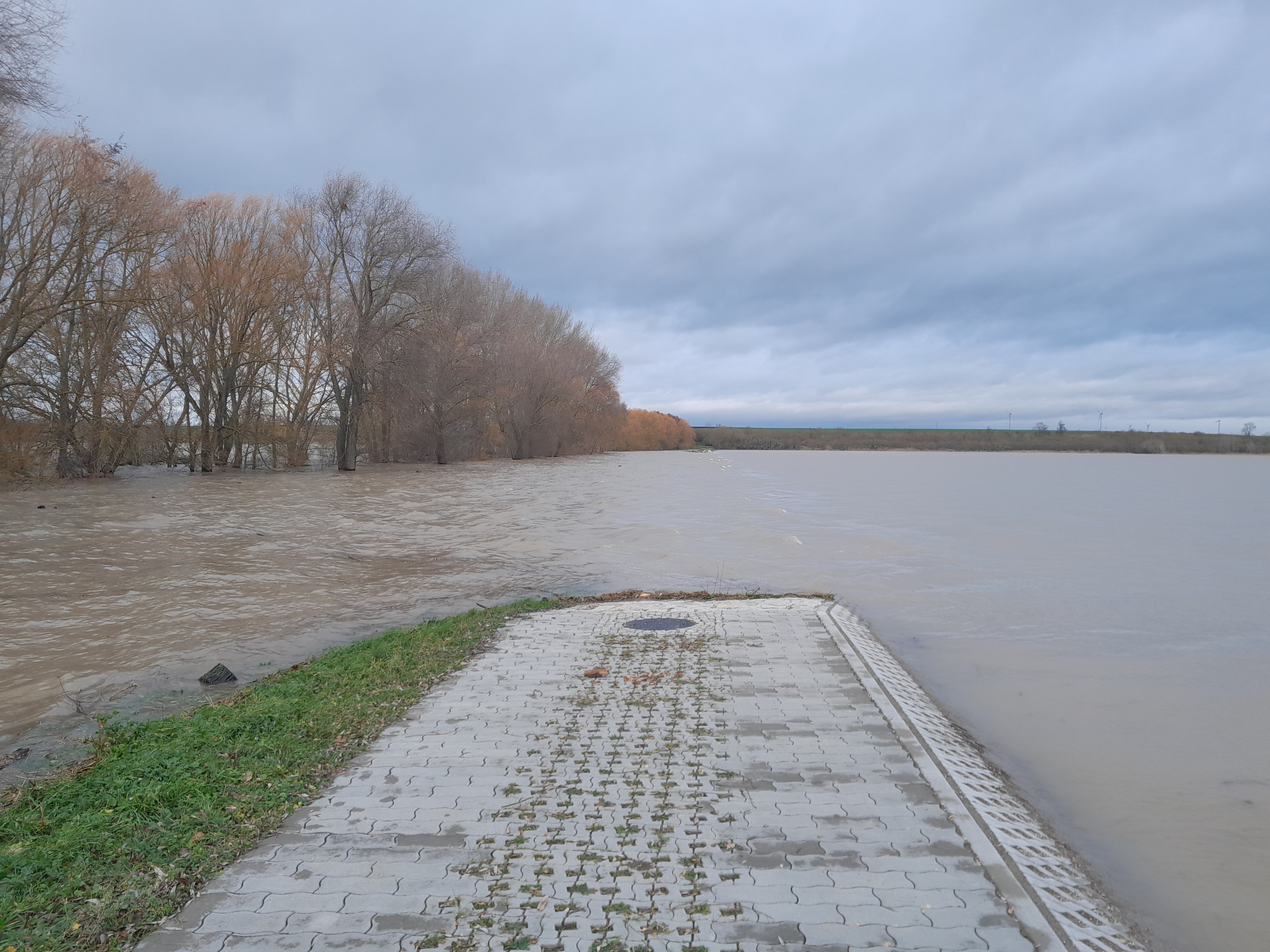 Nebendamm am HRB Straußfurt, kontrolliert überströmt durch das Weihnachtshochwasser