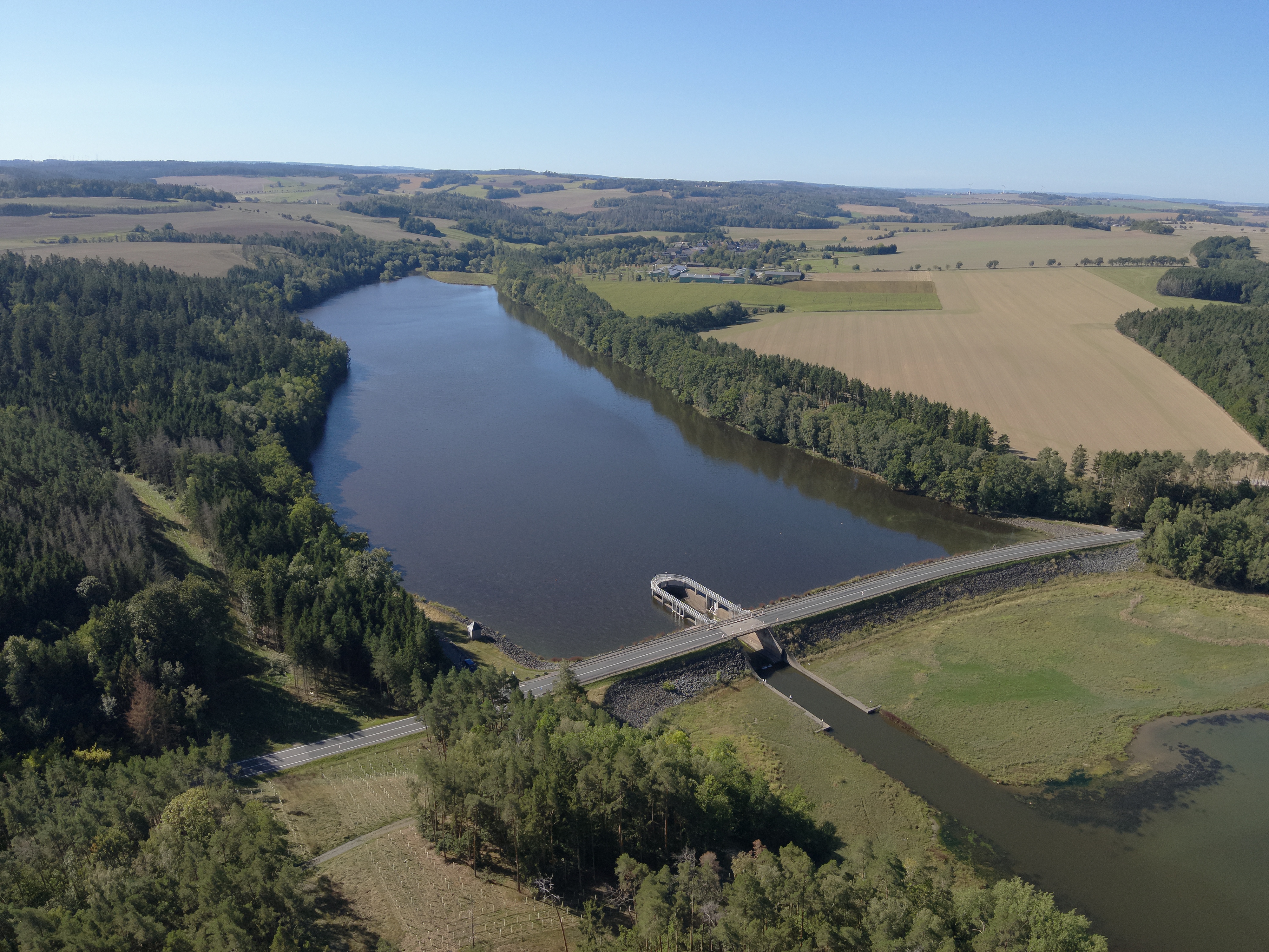 Luftbild der eingestauten Vorsperre Riedelmühle mit dem Damm und Abschlussbauwerk als Begrenzung zur Talsperre Zeulenroda