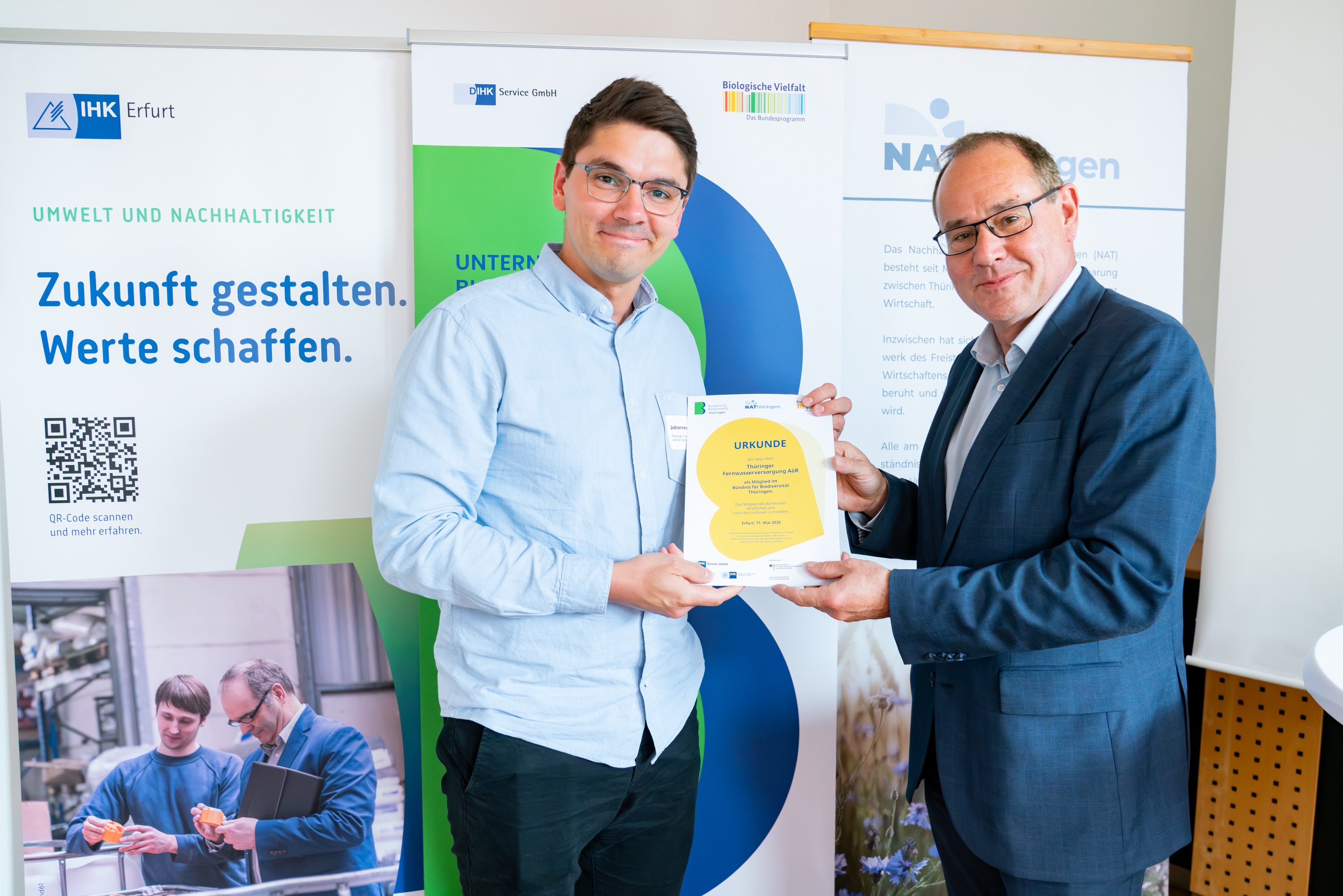 Umweltminister Tilo Kummer überreicht Johannes Zerche die Mitgliedsurkunde.